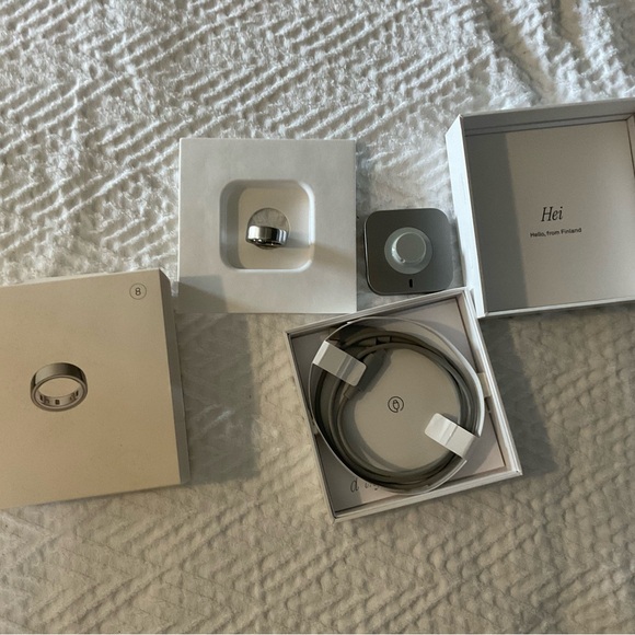 Oura Ring 4 in Sleek Silver - Picture 4 of 4